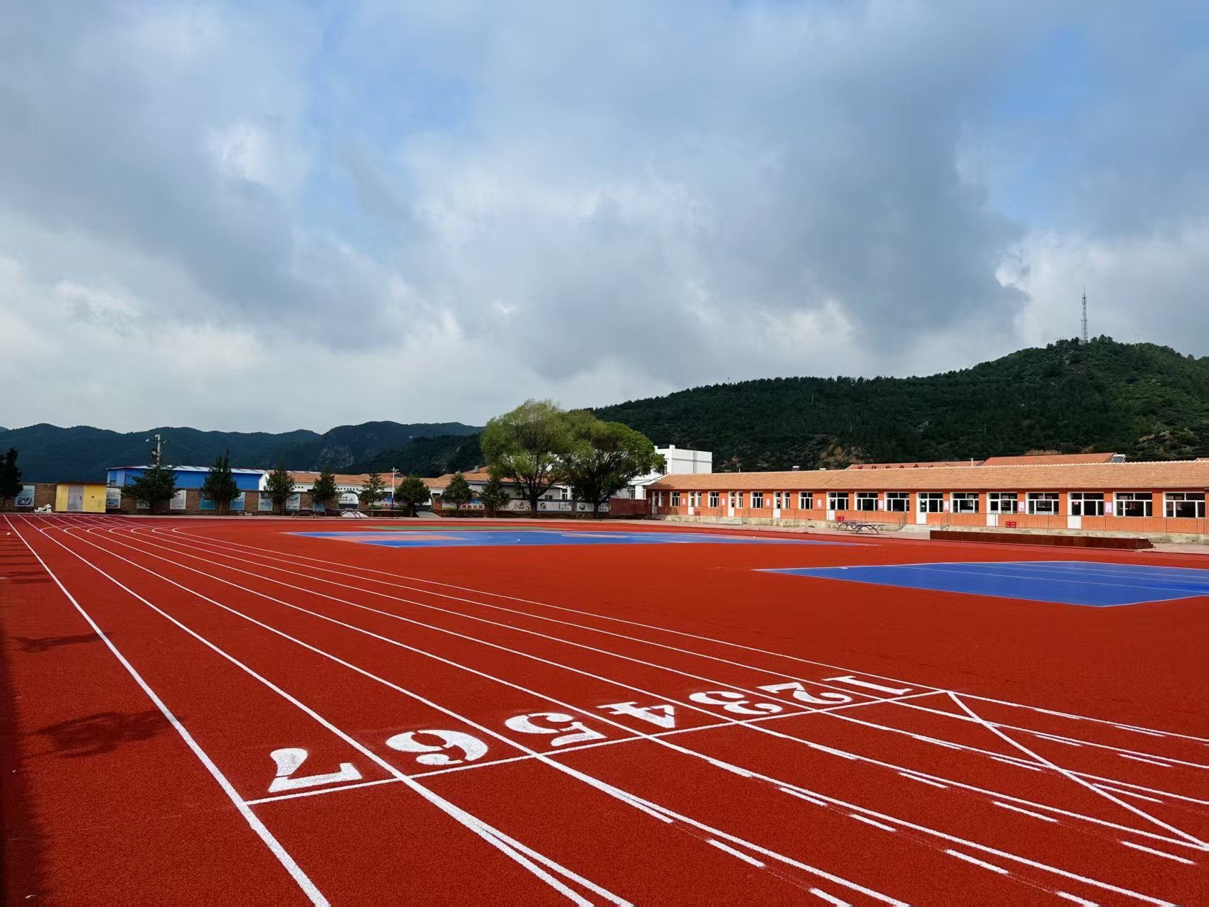 齐齐哈尔市自结纹塑胶跑道硅PU球场 - 价格